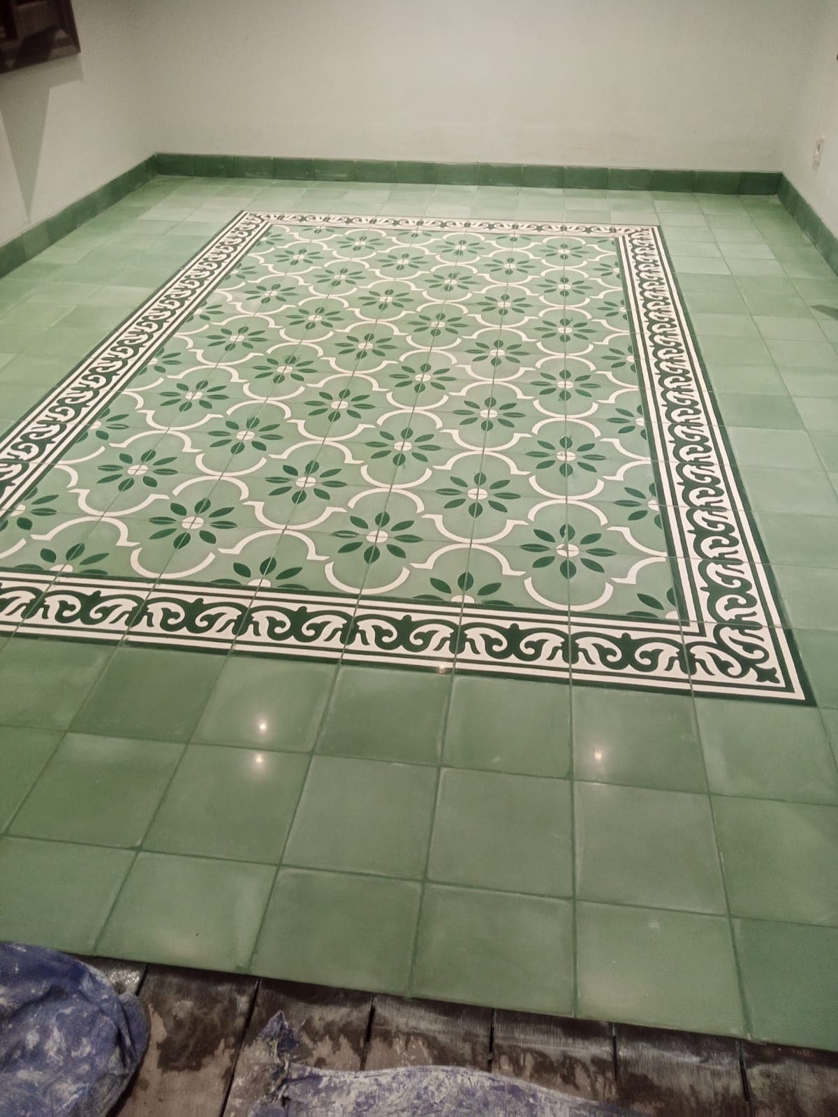 Restorasi tegel klasik pudar menjadi cerah kembali