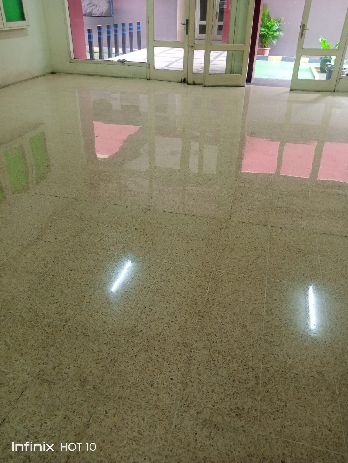 Perbaikan lantai teraso retak dan aus menjadi mulus