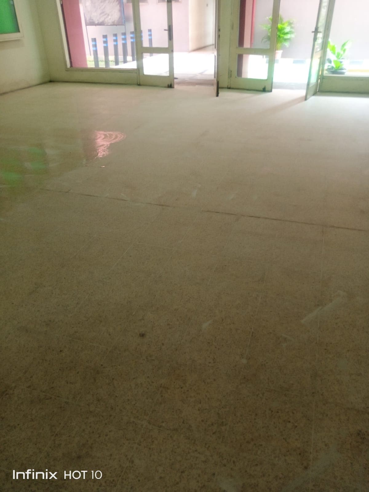 Perbaikan lantai teraso retak dan aus menjadi mulus